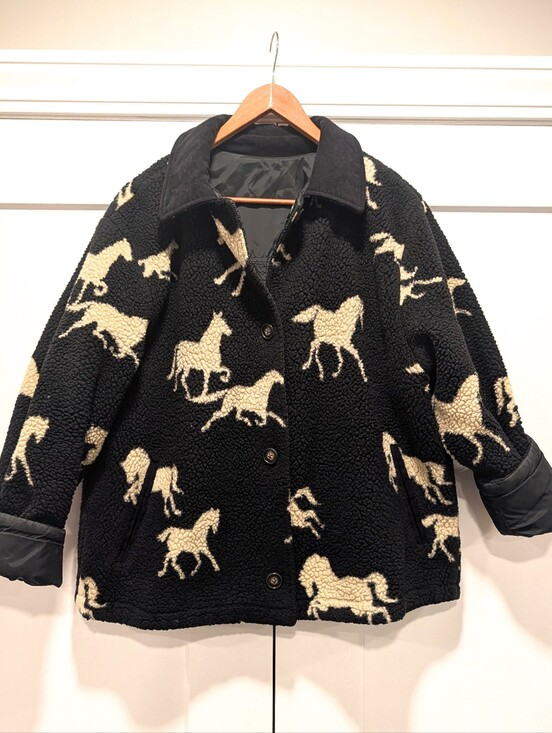 Vintage Jackets & Blazers - VINTAGE 90s Women's Horse Equestrian Print Black Sherpa Reversible Jacket Coat